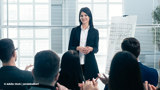 Frau hält eine Präsentation vor Mitarbeiterinnen und Mitarbeiter  