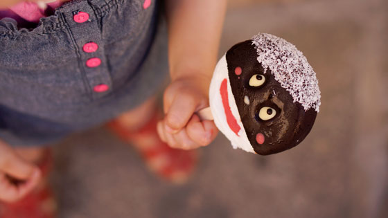 Kind mit Süßigkeiten