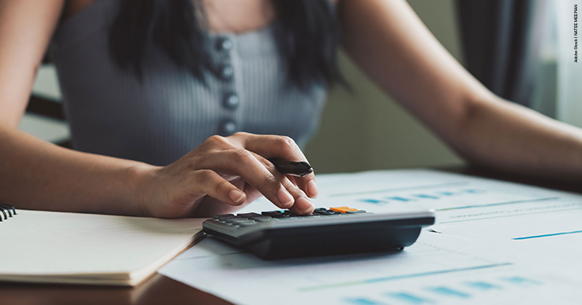 Finanzüberblick: Frau mit Haushaltsbuch 