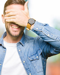 Mann hält sich Augen zu