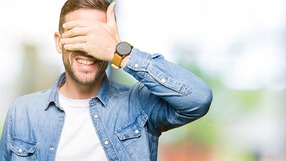 Mann hält sich die Augen zu 