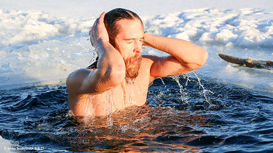 Person taucht aus eisigem Wasser auf