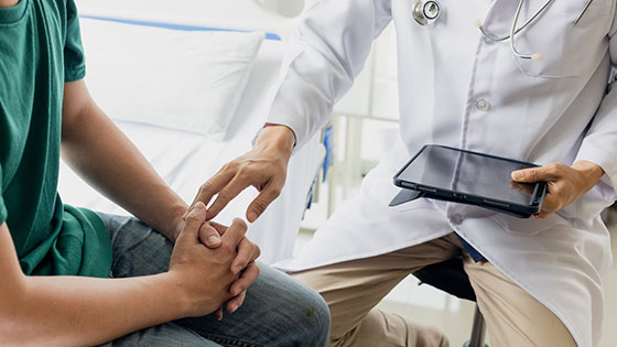 Junger Mann beim Arztgespräch