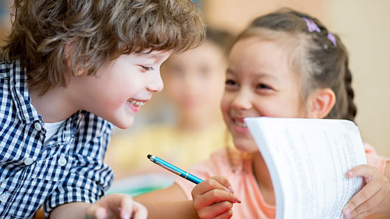 Zwei Kinder beim Lernen.