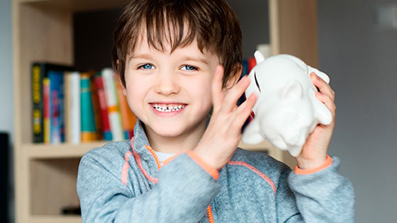 Junge mit Sparbüchse