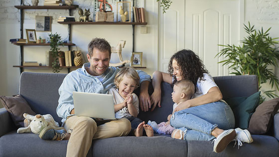 Familie auf der Couch