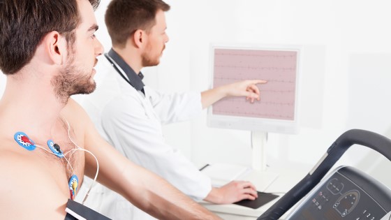 Mann bei der Vorsorgeuntersuchung