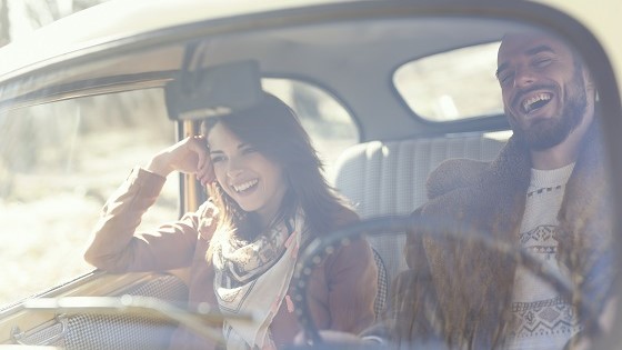 Frau und Mann entspannt im Auto