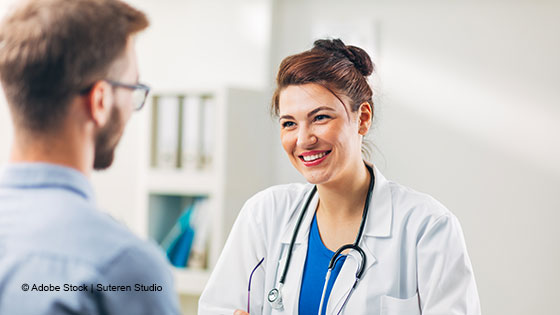 aerztin spricht mit patient