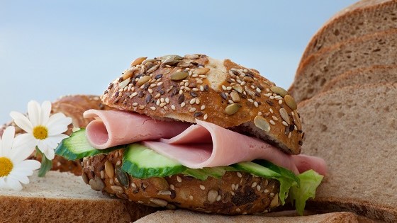 Weckerl mit Schinken