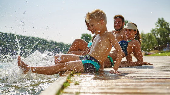 Kinder plantschen im Wasser.
