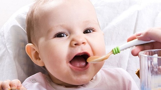 Baby wird gefüttert