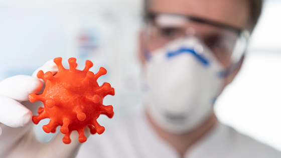 Virologe mit FFP2-Maske