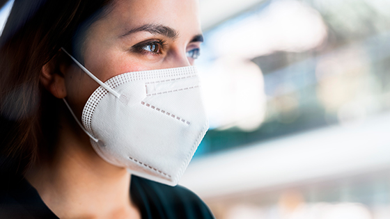 Frau mit FFP2 Maske 