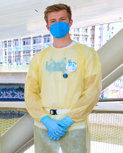 Corona-Tester mit Schutzkleidung