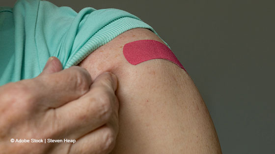 Oberarm mit Pflaster