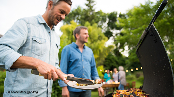 Zwei Männer vor dem Griller