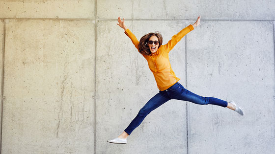 Frau macht Luftsprung
