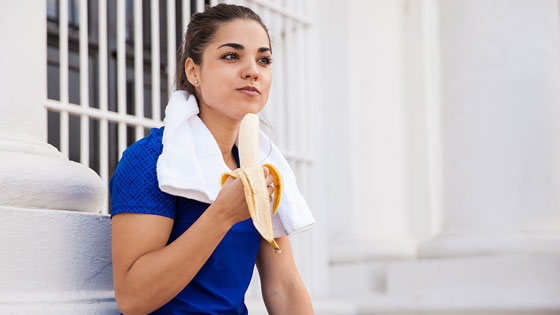 Sportlerin isst Banane