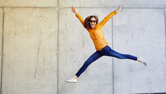 Frau macht Luftsprung