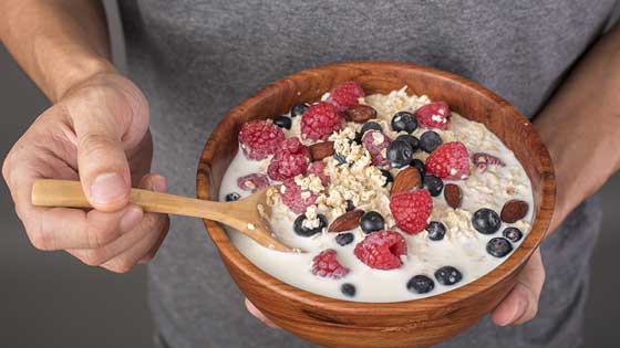 Schale mit Müsli und Himbeeren