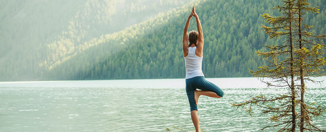 Frau macht Yoga in der Natur.