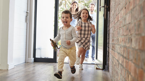 Bub und Mädchen laufen ins Haus