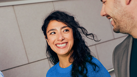 Kundenberaterin im Gehen im Gespräch