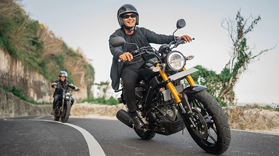 motorradfahrer auf einer kurvigen Straße