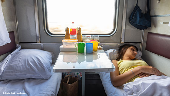 person in nachtzug abteil