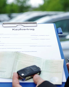 Kaufvertrag und Autoschlüssel