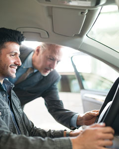 Mann im Auto bekommt Beratung