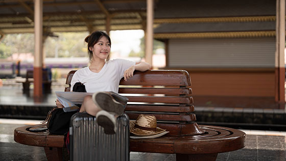 reisende Frau auf Bank