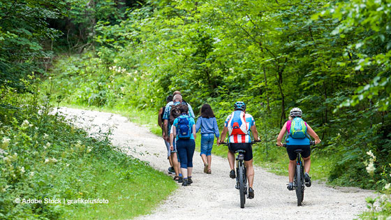 familie beim radfahren