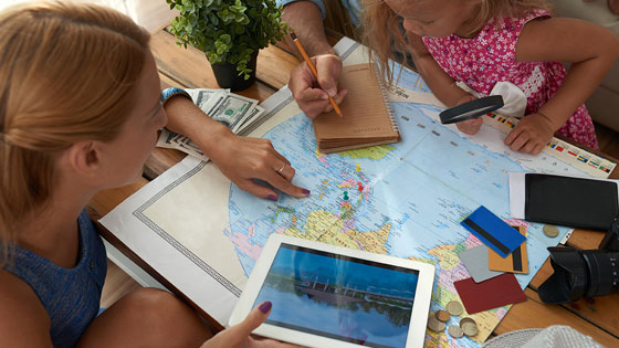 Frau fotografiert eine Stadt mit ihrem Handy