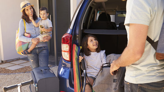 Eine Familie packt ihren Kofferraum