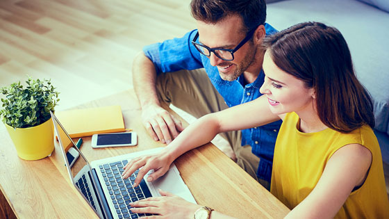 Mann und Frau loggen sich ins myUNIQA Kundenportal ein