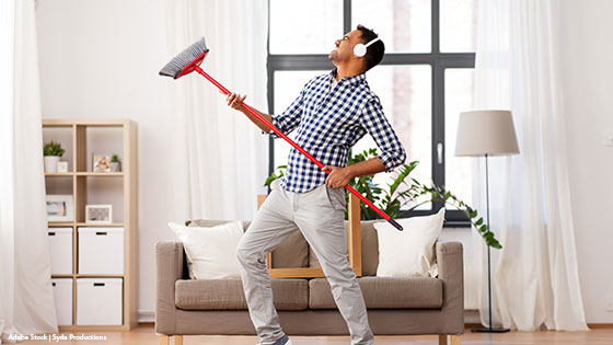 Mann beim Frühjahrsputz