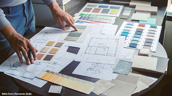 Mann beim Planen der Wohntrends 2021