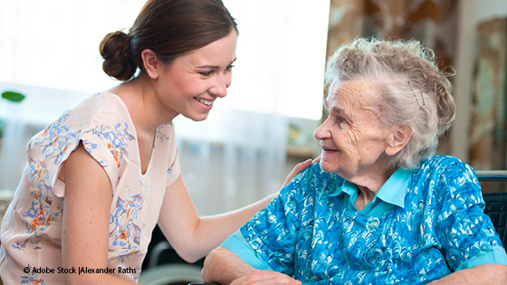 Junge Frau spricht mit älterer Dame
