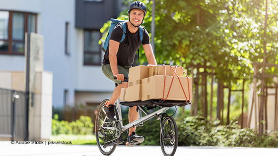 mann stellt pakete zu per post