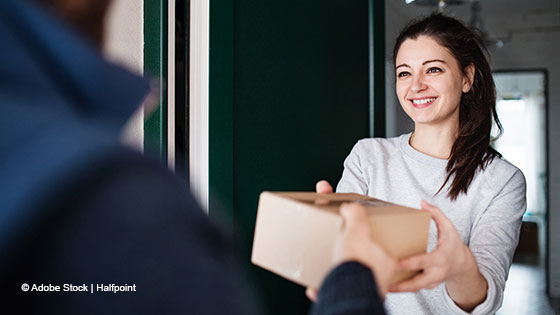 frau nimmt paket an