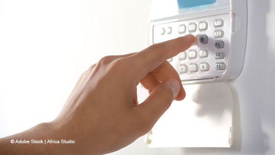 jemand schliesst tuer mit code