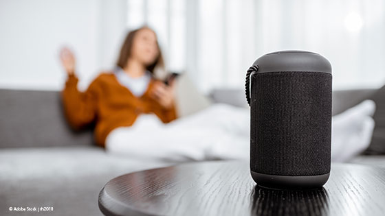 smart assistant frau auf couch